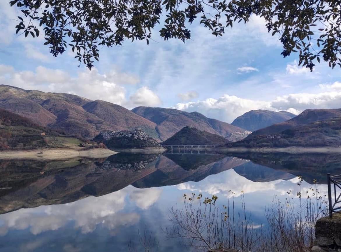 Casa Sul Lago Nonna Gio' Lejlighed Colle di Tora Eksteriør billede