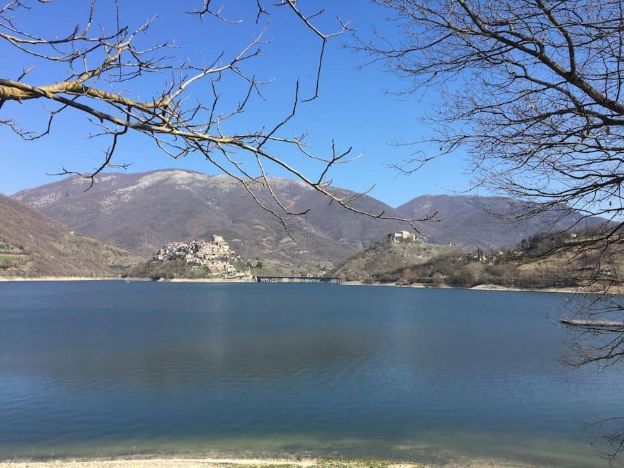 Casa Sul Lago Nonna Gio' Lejlighed Colle di Tora Eksteriør billede